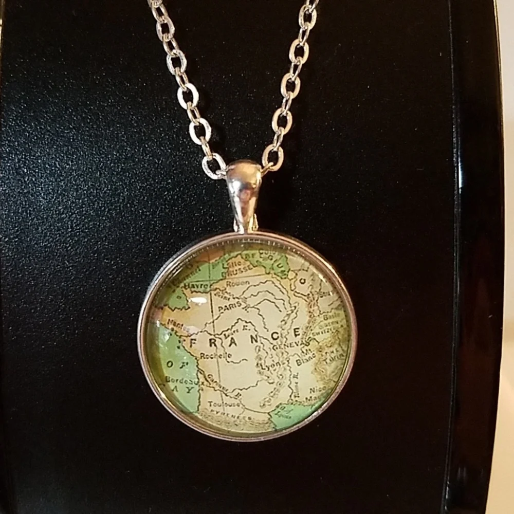 France Cabochon Silver Tone Necklace 20